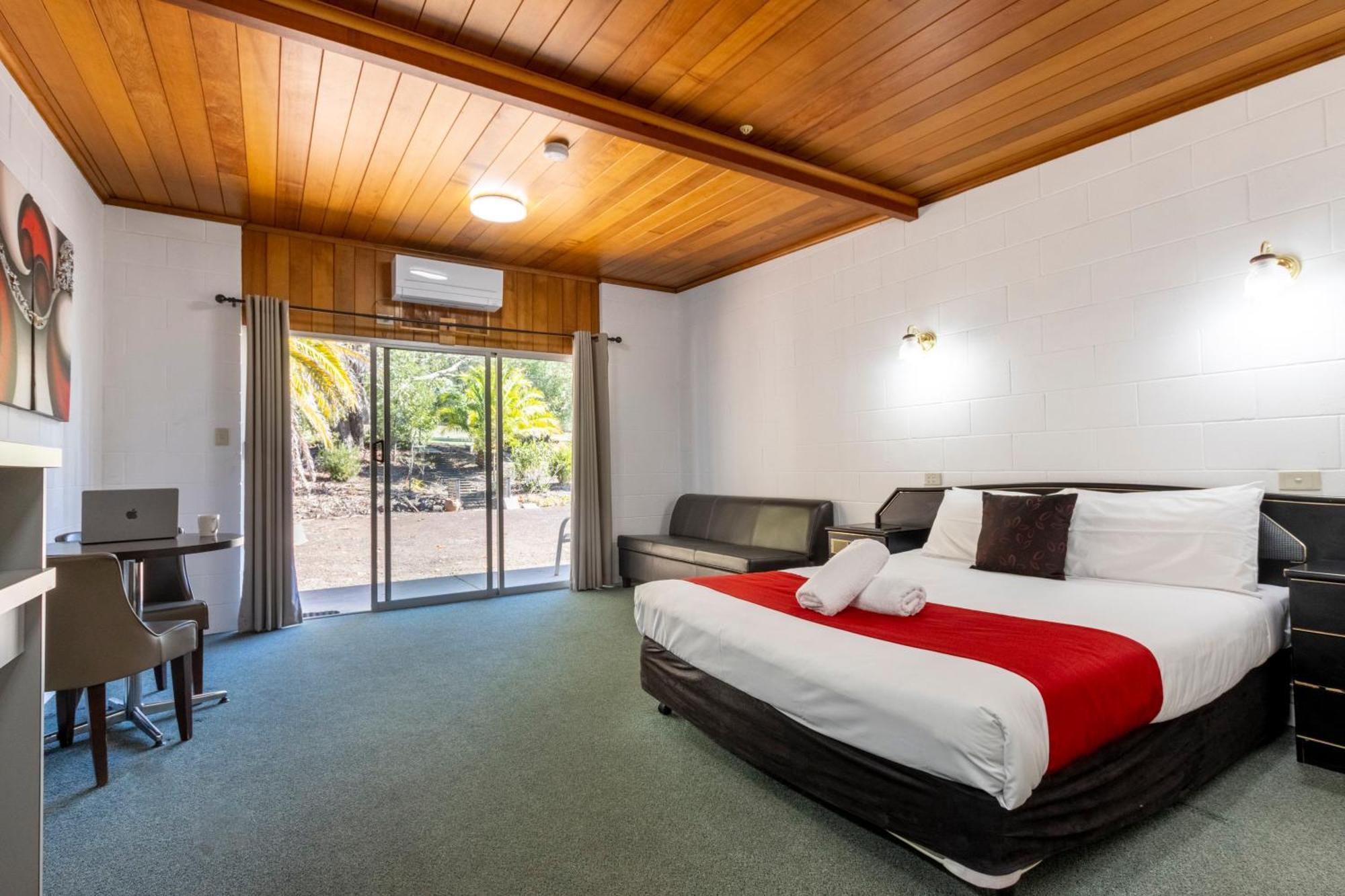 Superior Queen Motel Room Bath