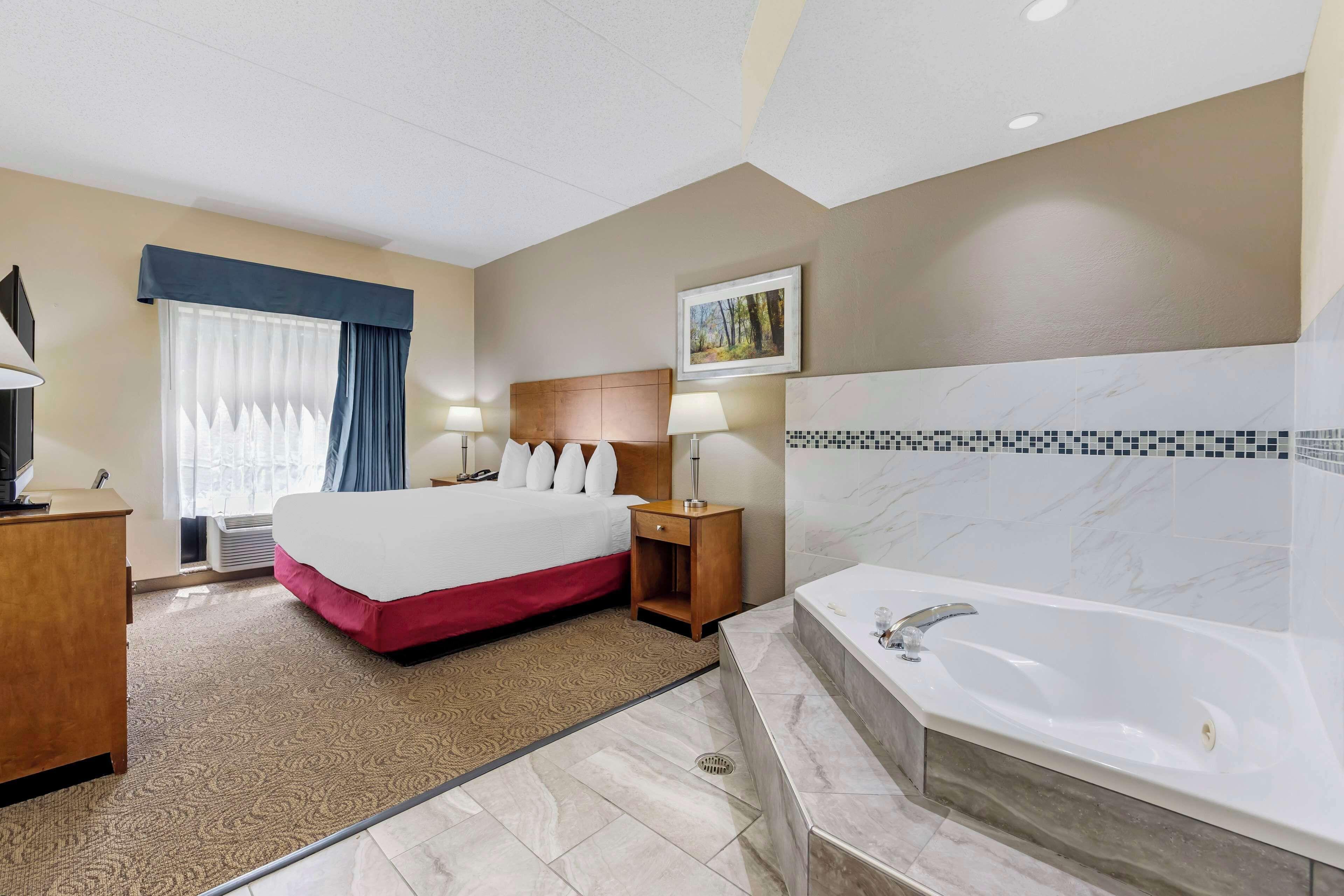 King Suite Jetted Tub or Non-Smoking,1706148842:JPEG