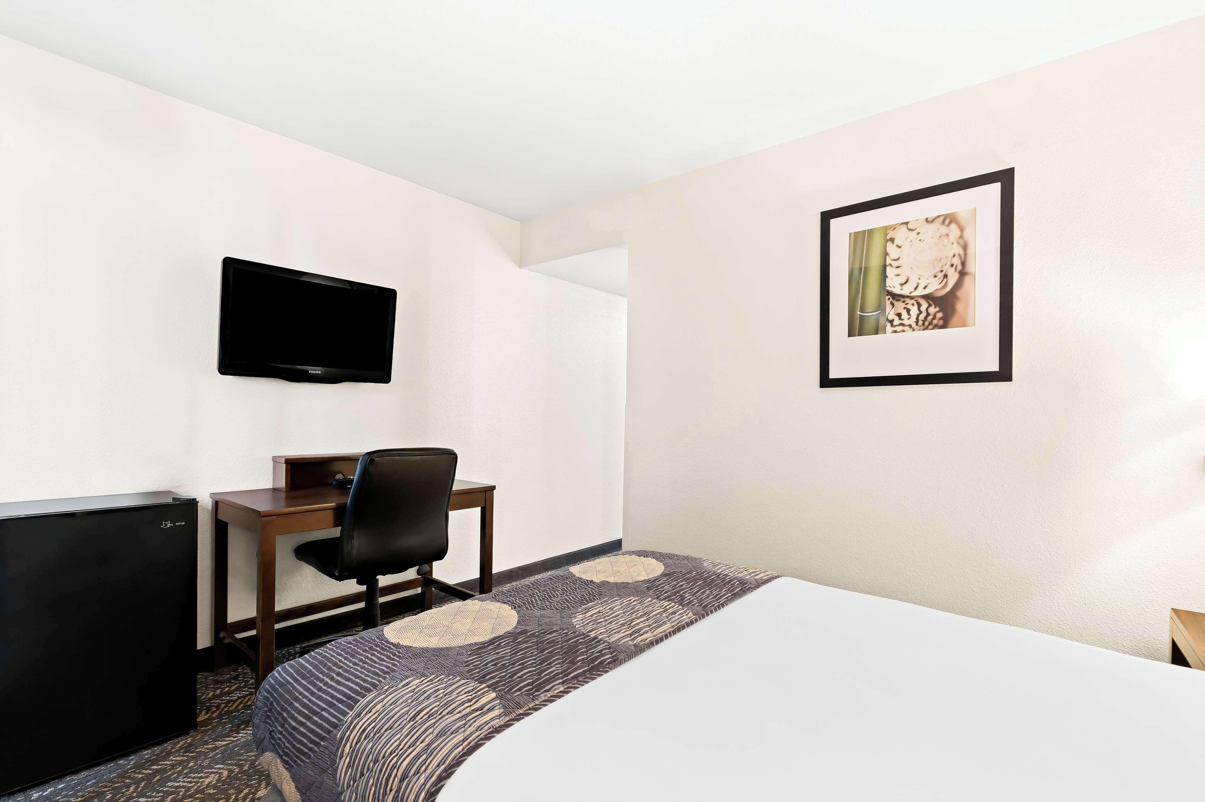 Double Room Mobility Accessible Tub