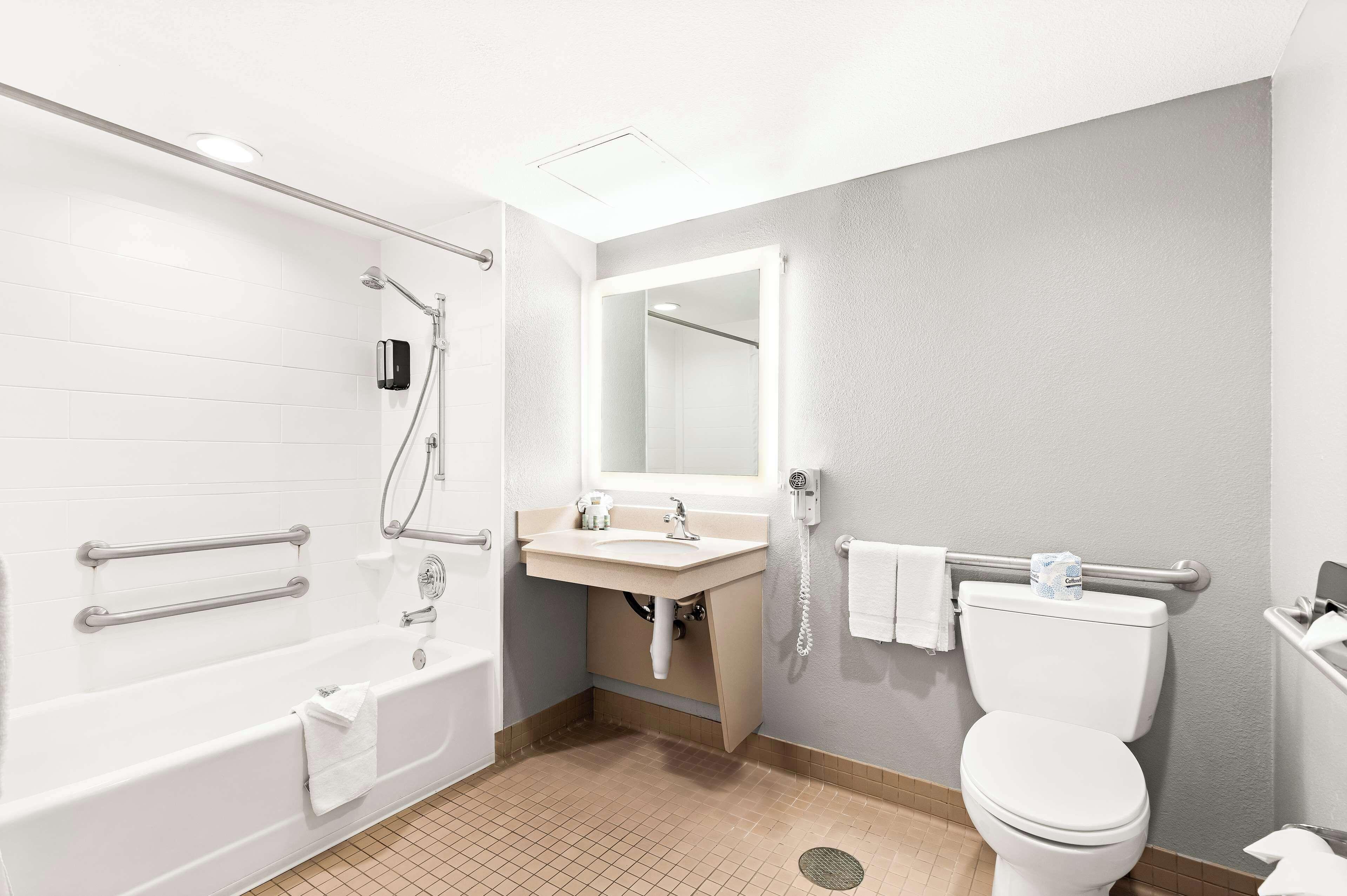 Double Room Mobility Accessible Tub