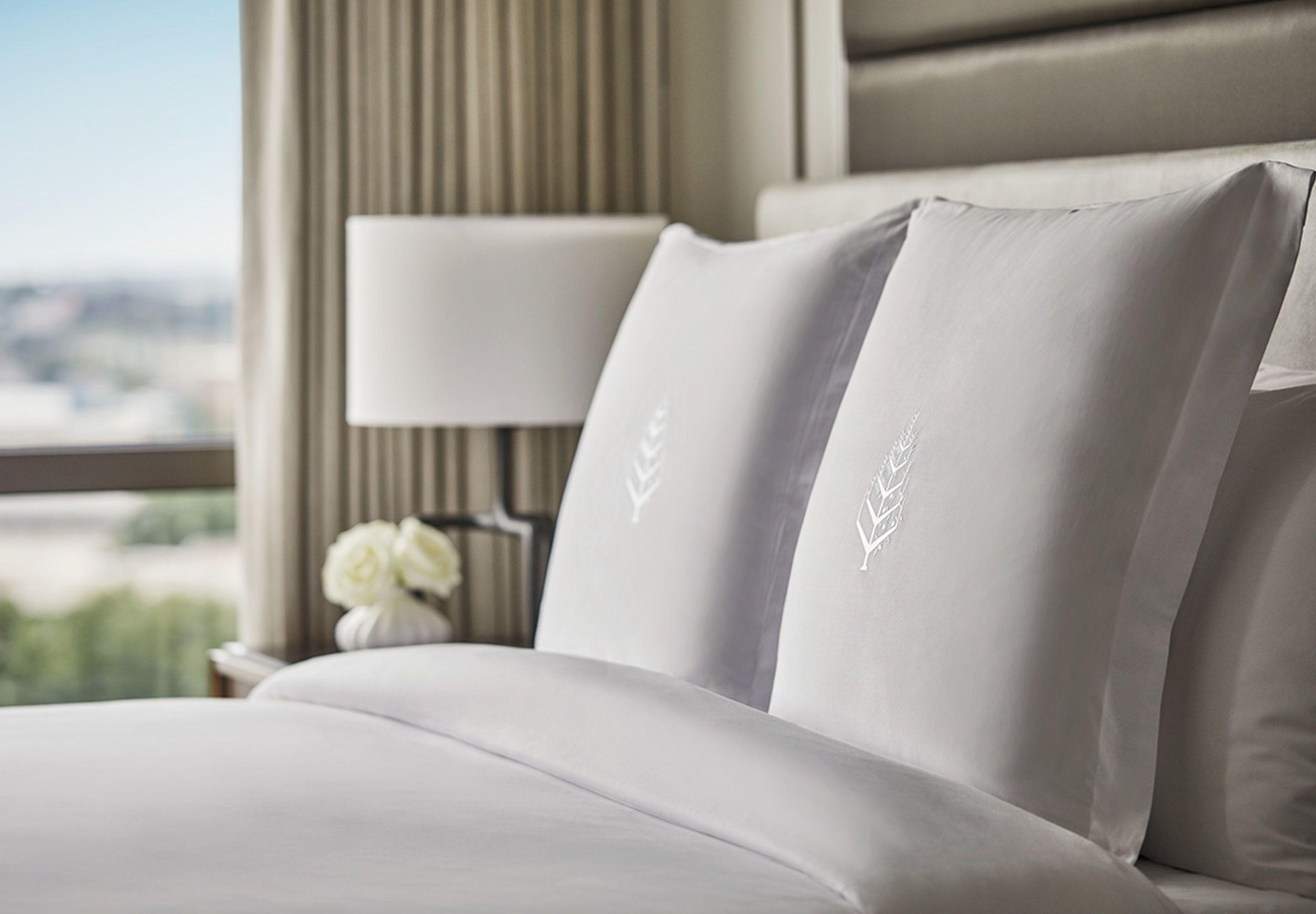 Zimmer mit Kingsize-Bett und Stadtblick