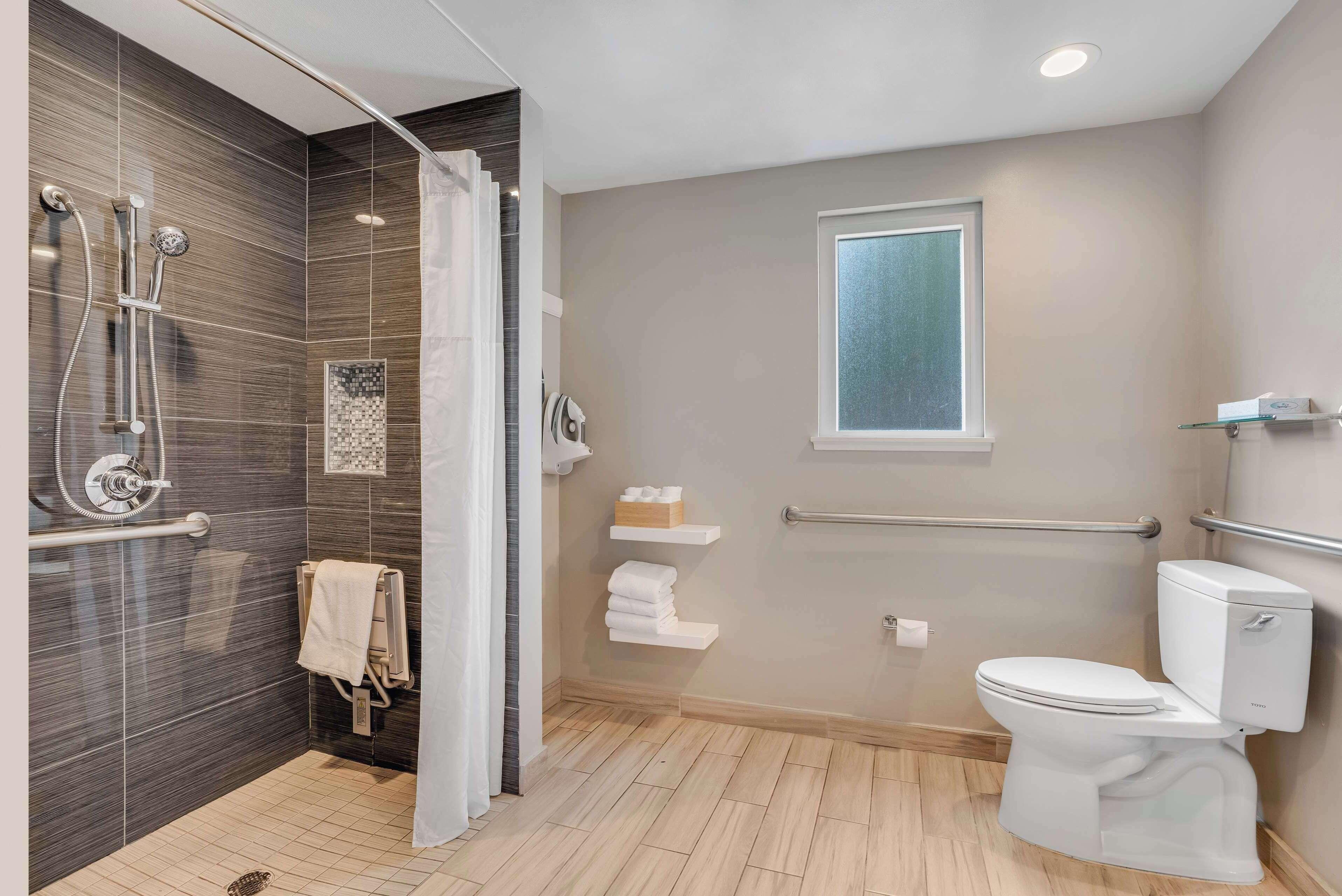 Queen Room with Roll-In Shower - Disability Access