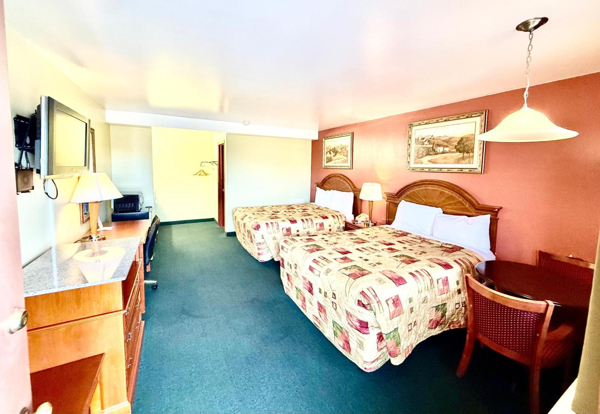 Queen Room with Two Queen Beds - Non-Smoking,1706813134:JPEG