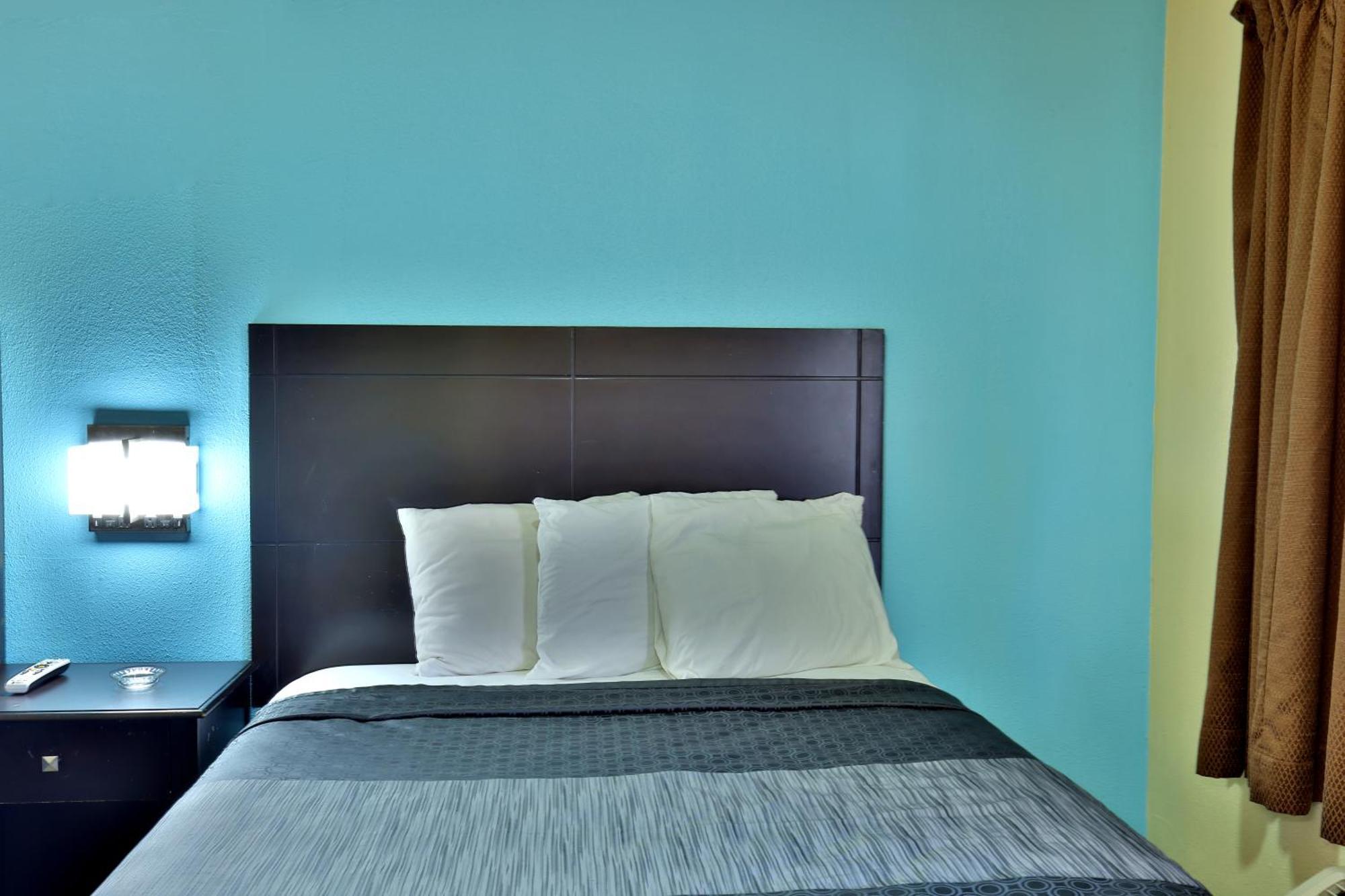 Habitación con cama extragrande.