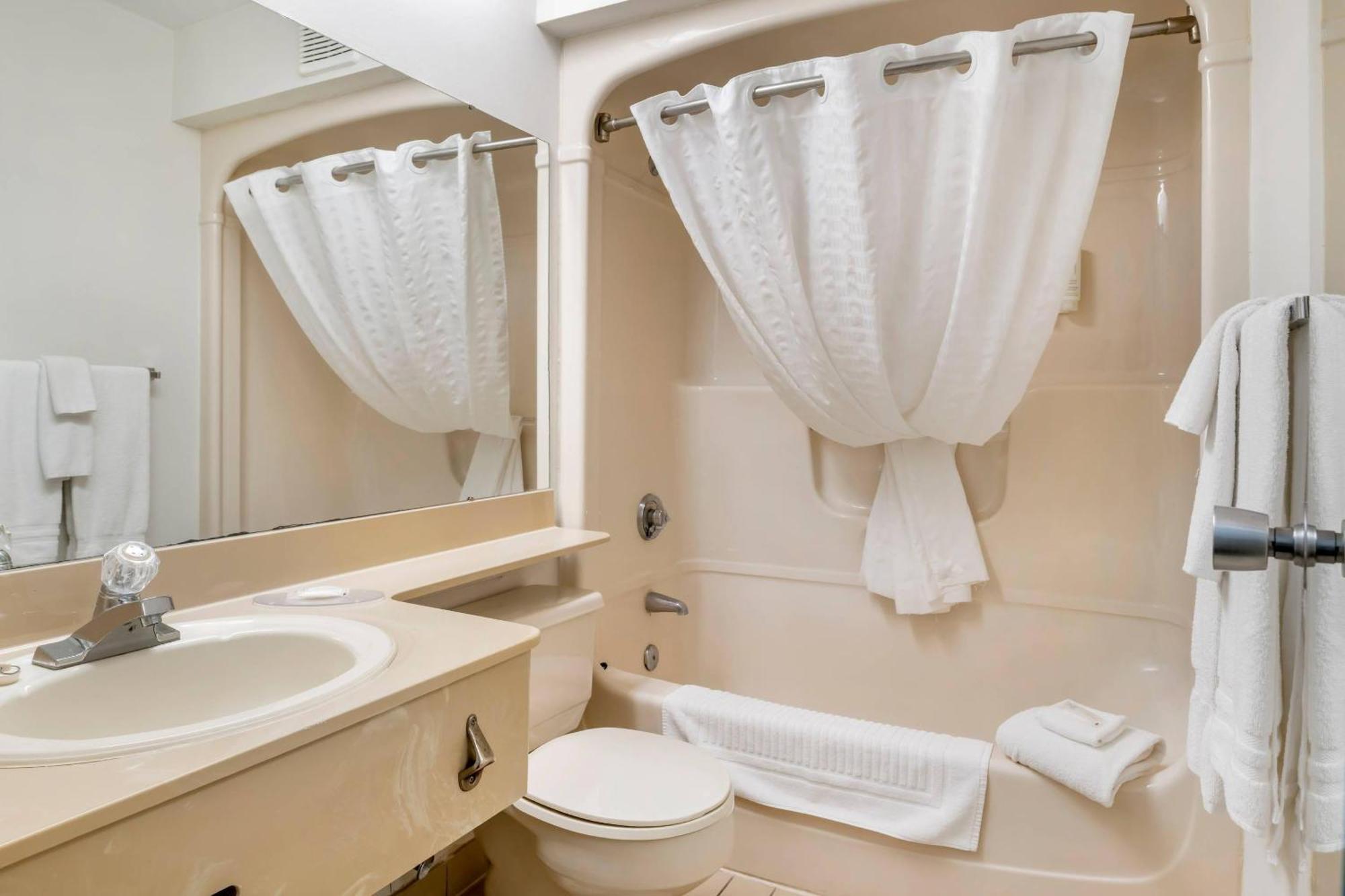 Queen Room with Two Queen Beds - Non-Smoking,1717023729:JPEG