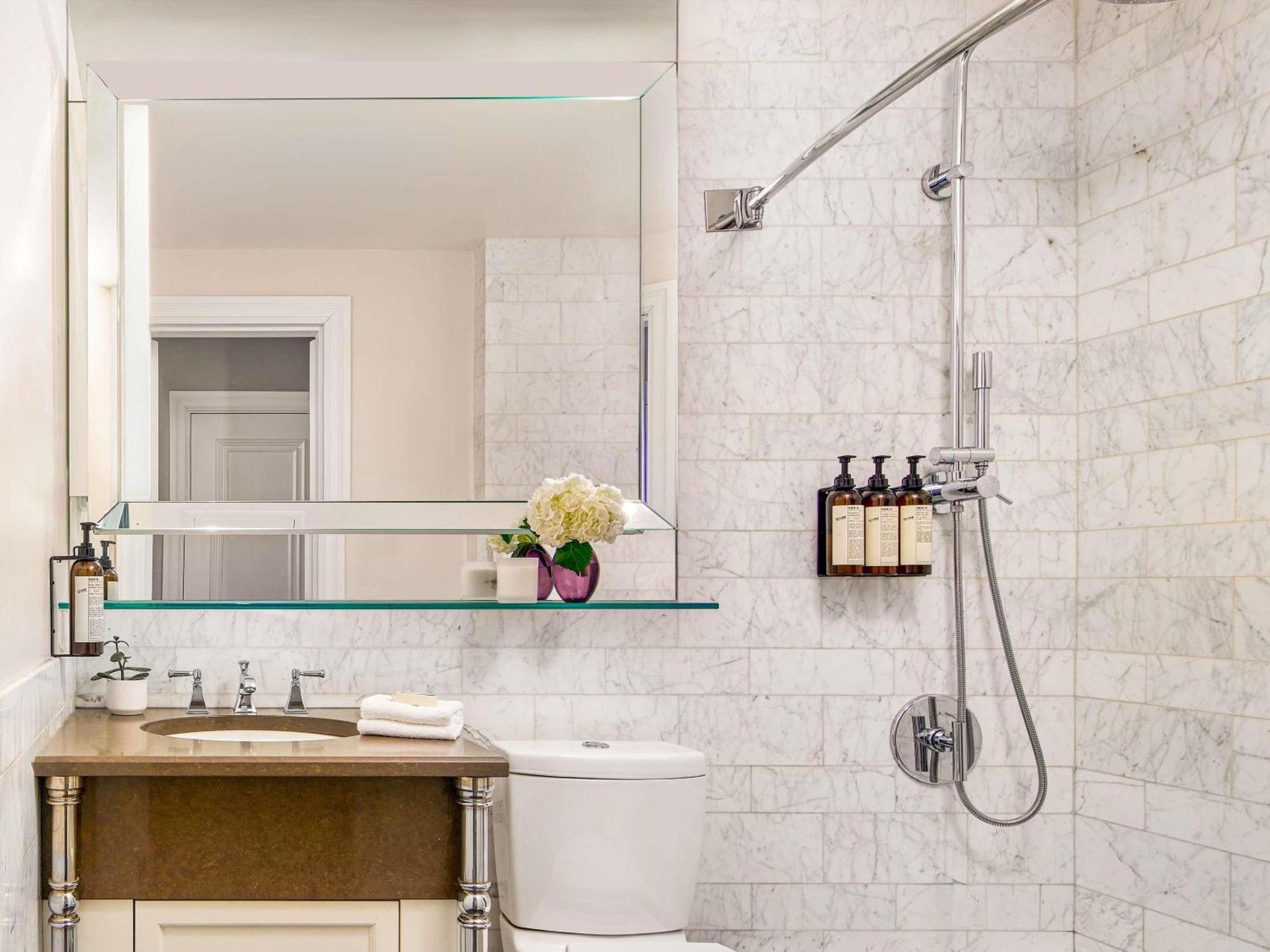 Quarto Duplo Fairmont com 2 Camas de Casal e Banheira