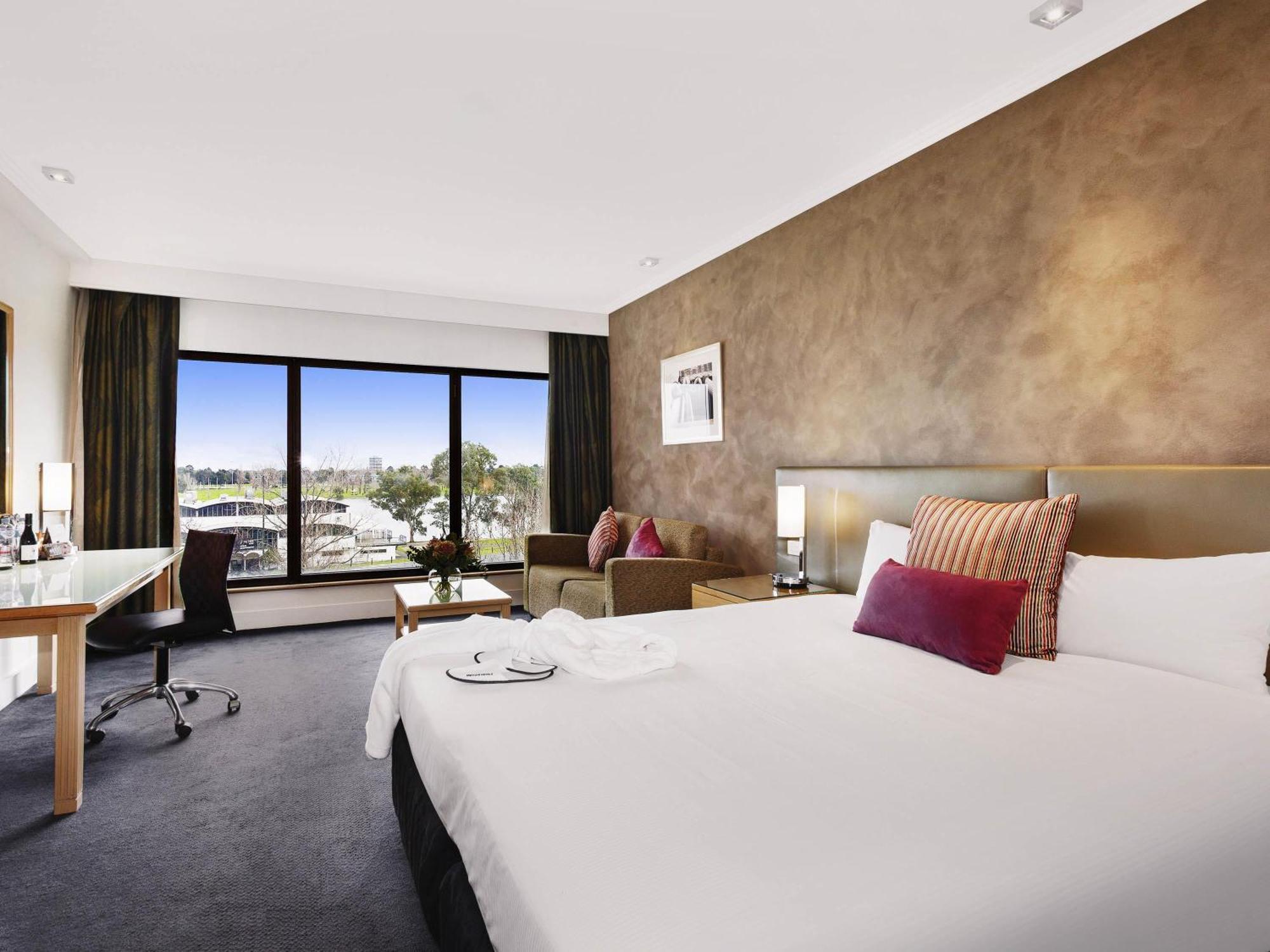 Habitación Privilege con cama extragrande y vistas al lago