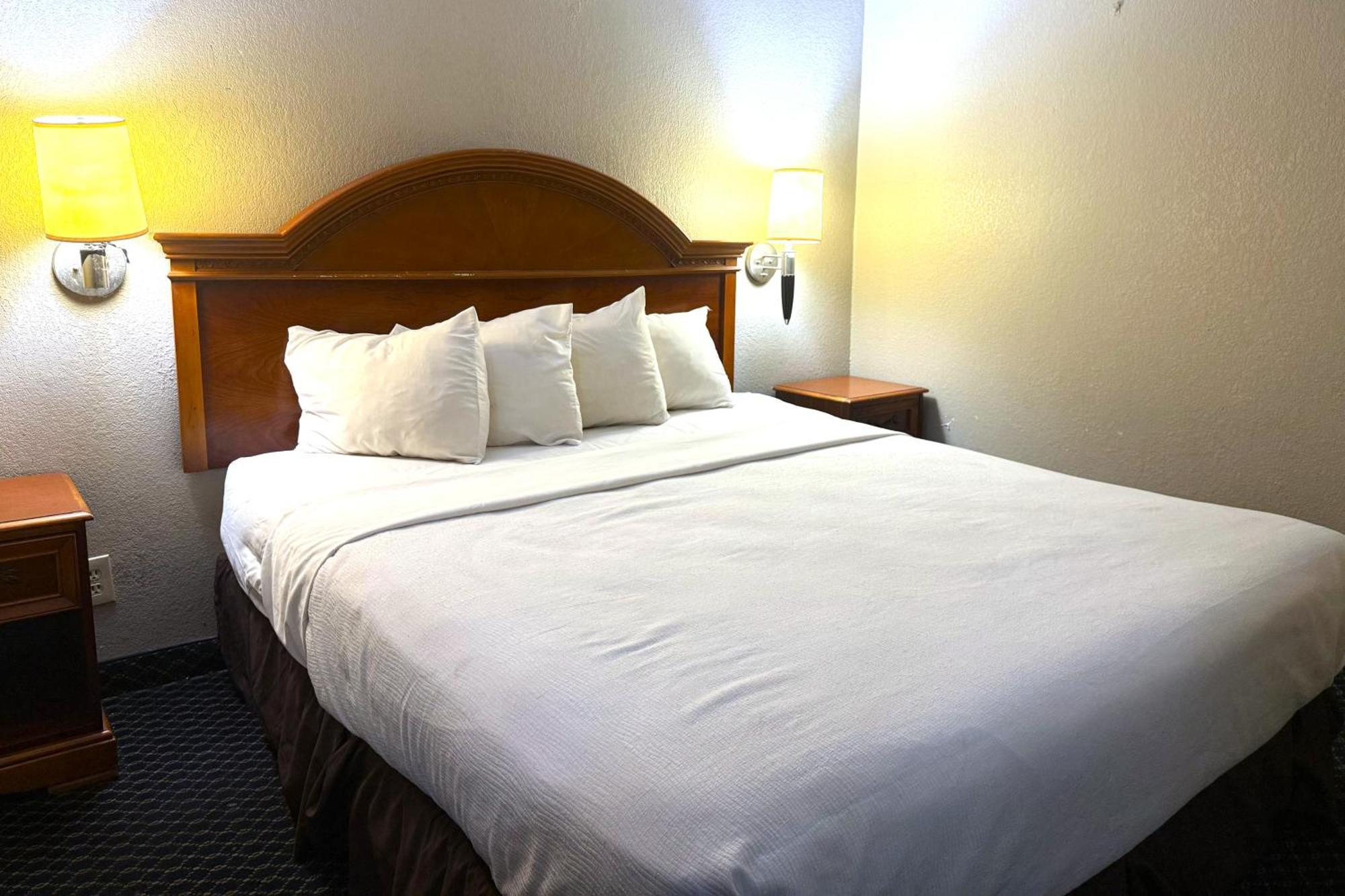 King Bed Smoking Kitchenette
