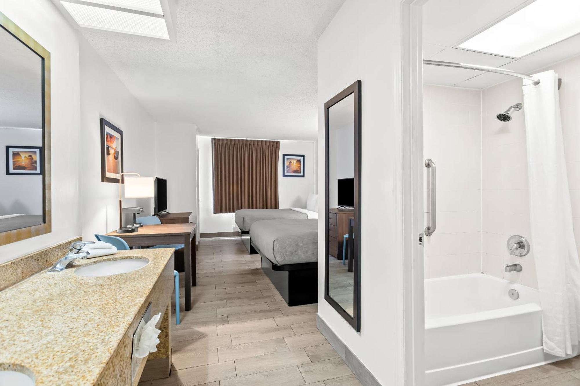 Queen Suite with Two Queen Beds - Non Smoking,1730034931:JPEG