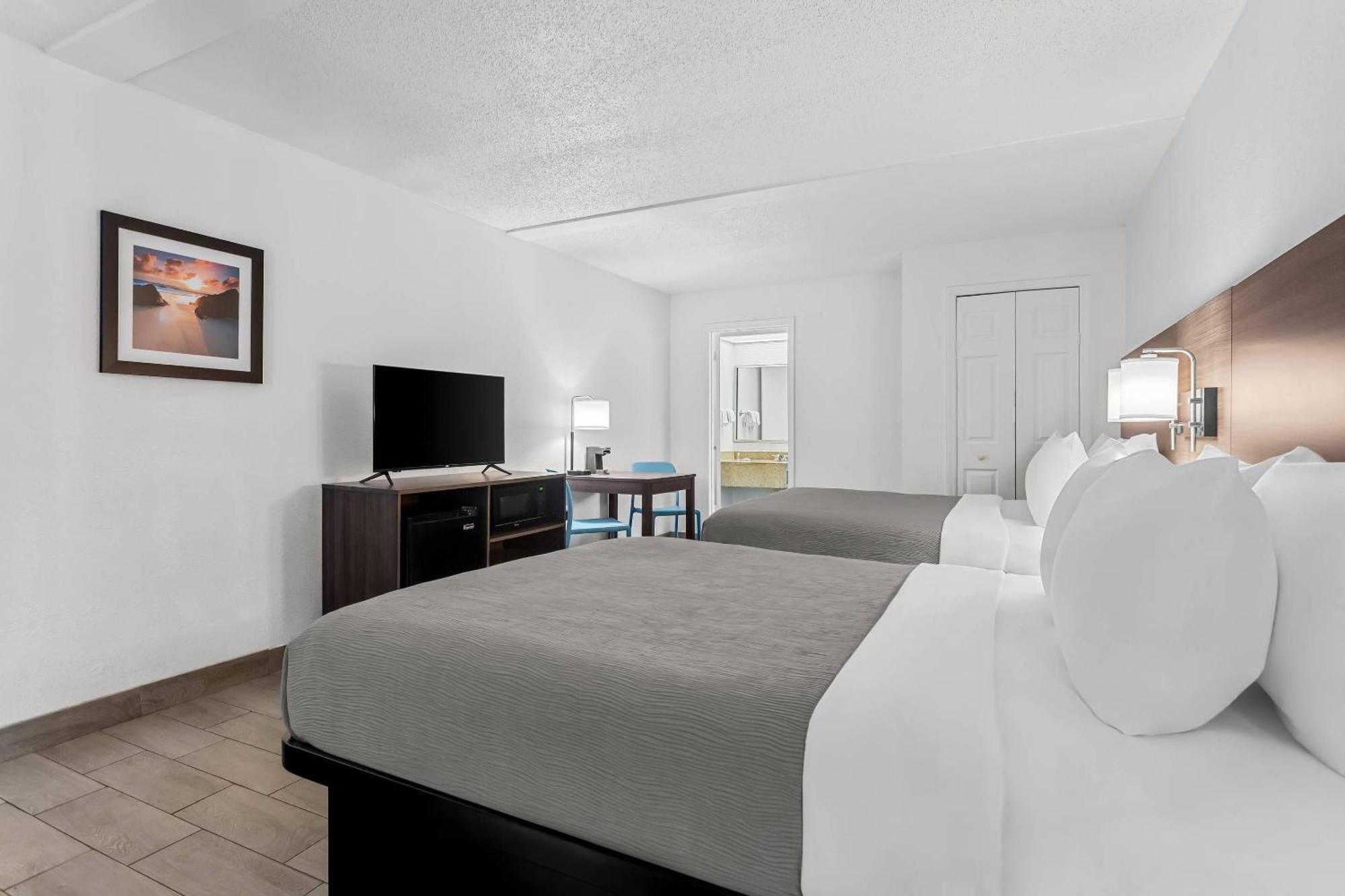 Queen Room with Two Queen Beds - Non-Smoking,1730034924:JPEG