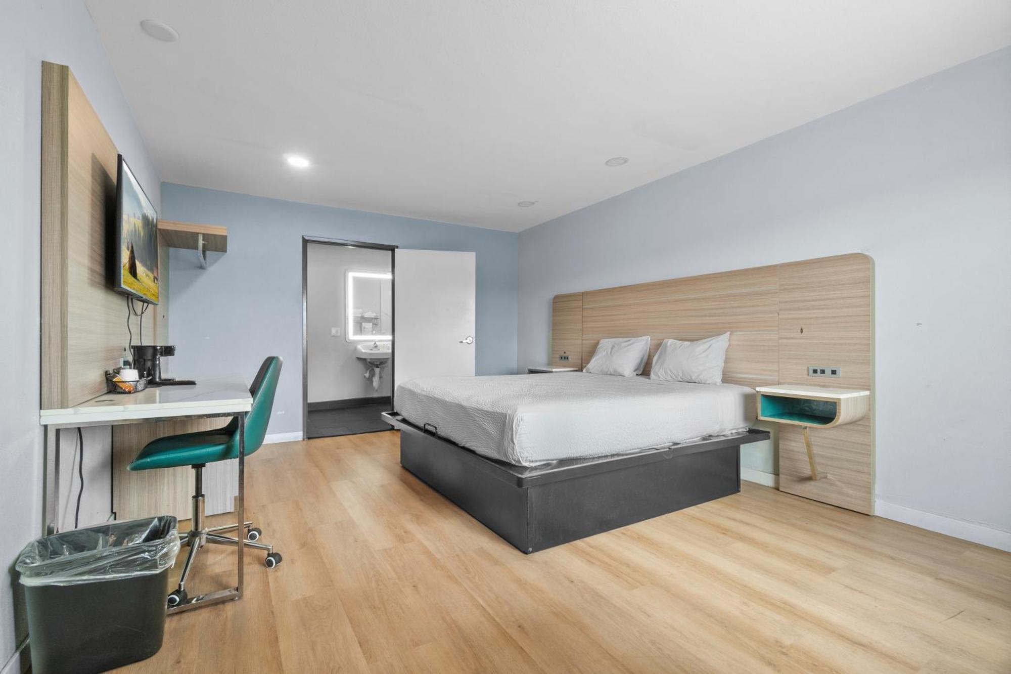 King Room with Tub w/Grab Bars - Mobility Access/Non-Smoking,1730060415:JPEG