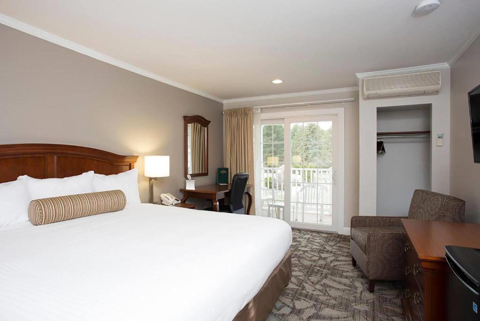 King Room with Roll-in Shower - Mobility Access/Non-Smoking