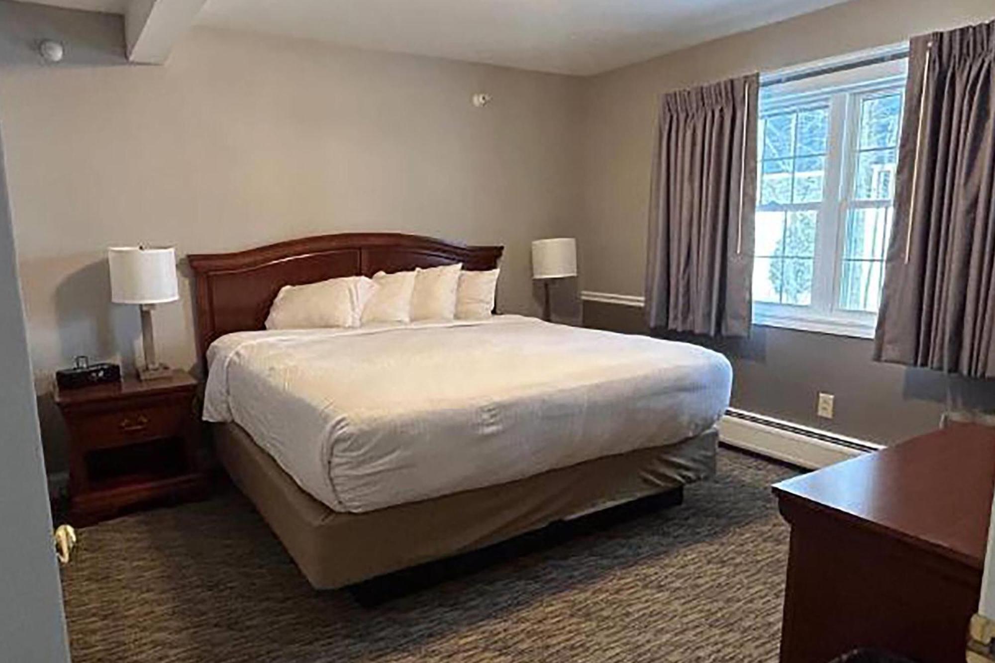 One-Bedroom Golden King Suite - Non-Smoking