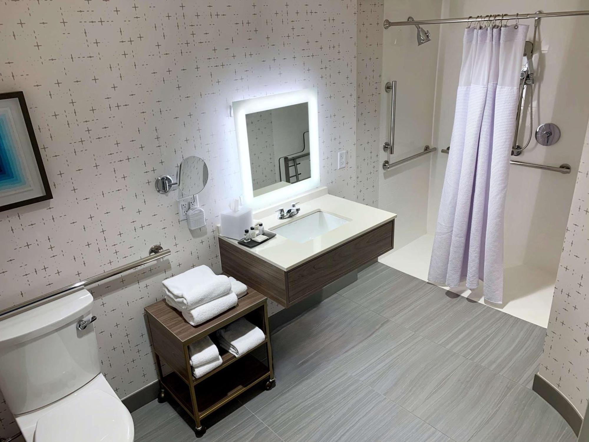 Deluxe Queen Room Mobility Accessible/Roll-In Shower