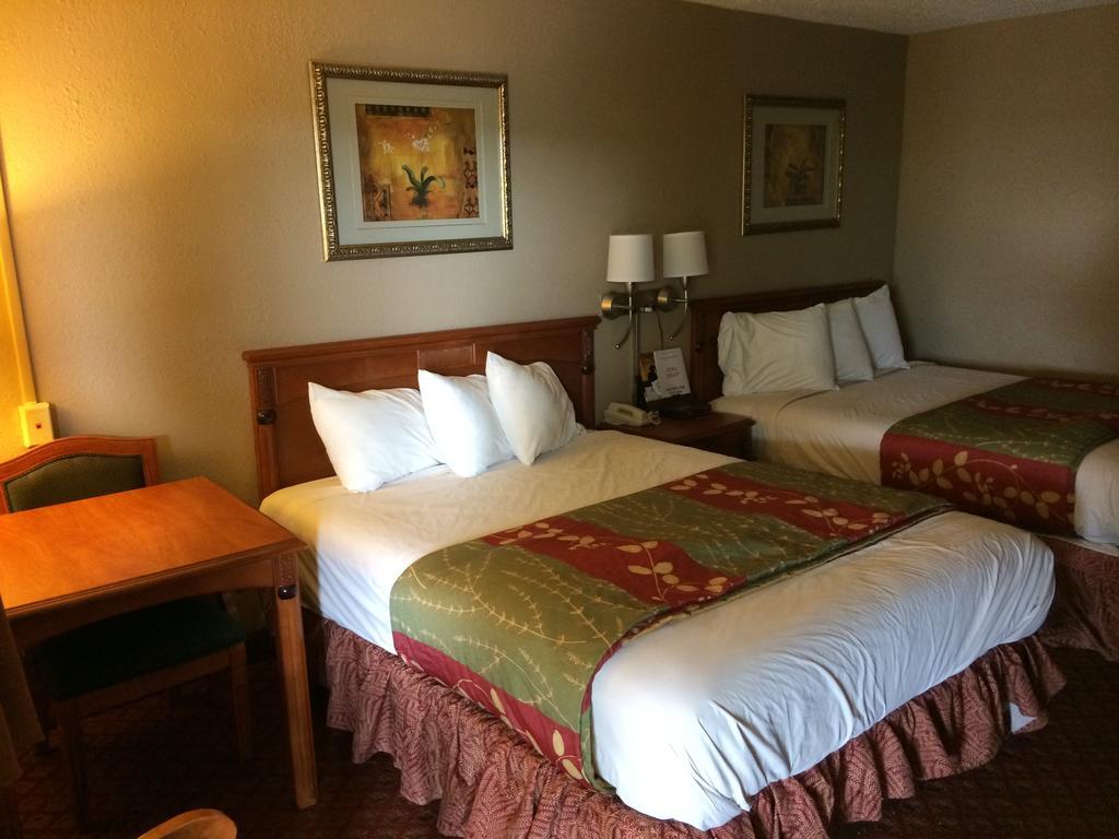 Queen Room with Two Queen Beds - Non-Smoking,346462558:JPEG