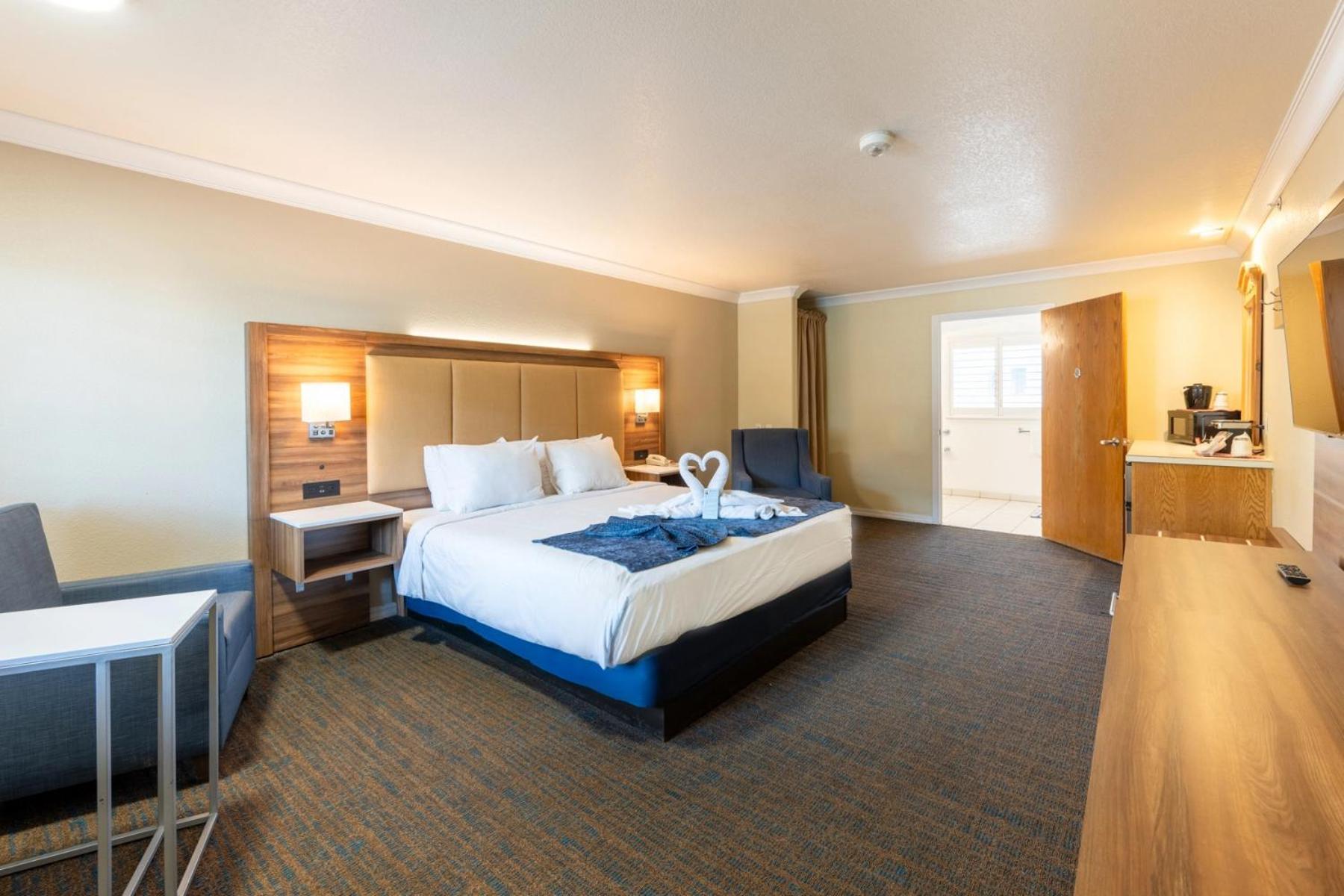 King Room with Roll-In Shower - Disability Access