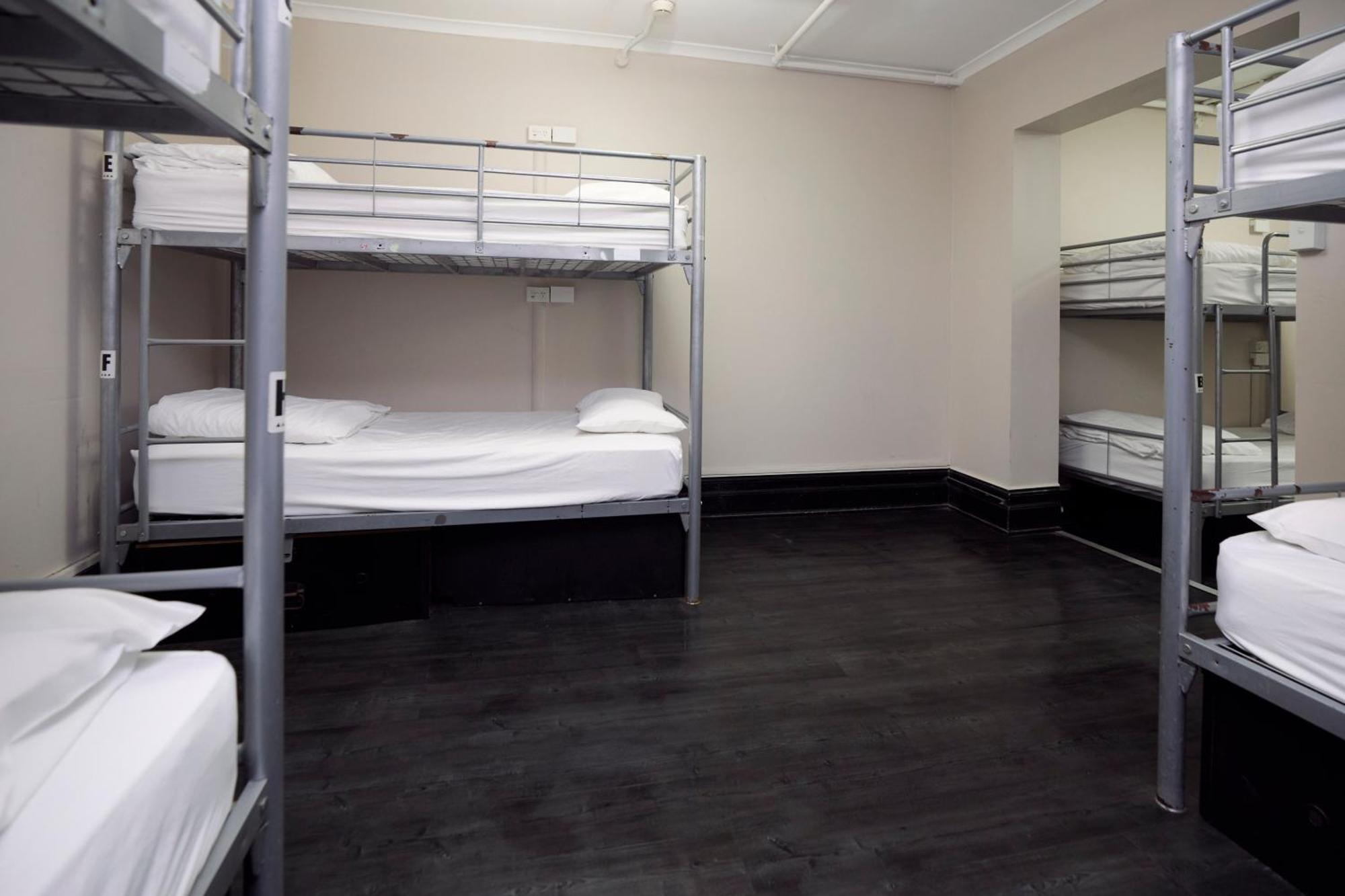 Lit dans Dortoir de 6 Lits avec Salle de Bains
