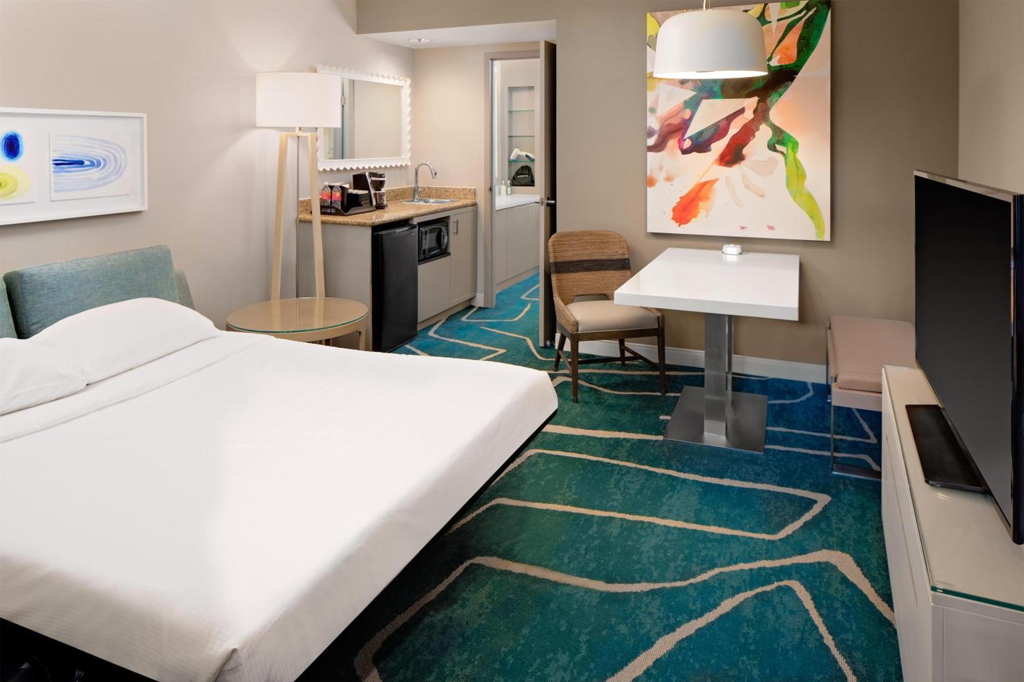 Suite de esquina con cama extragrande y vistas a la bahía