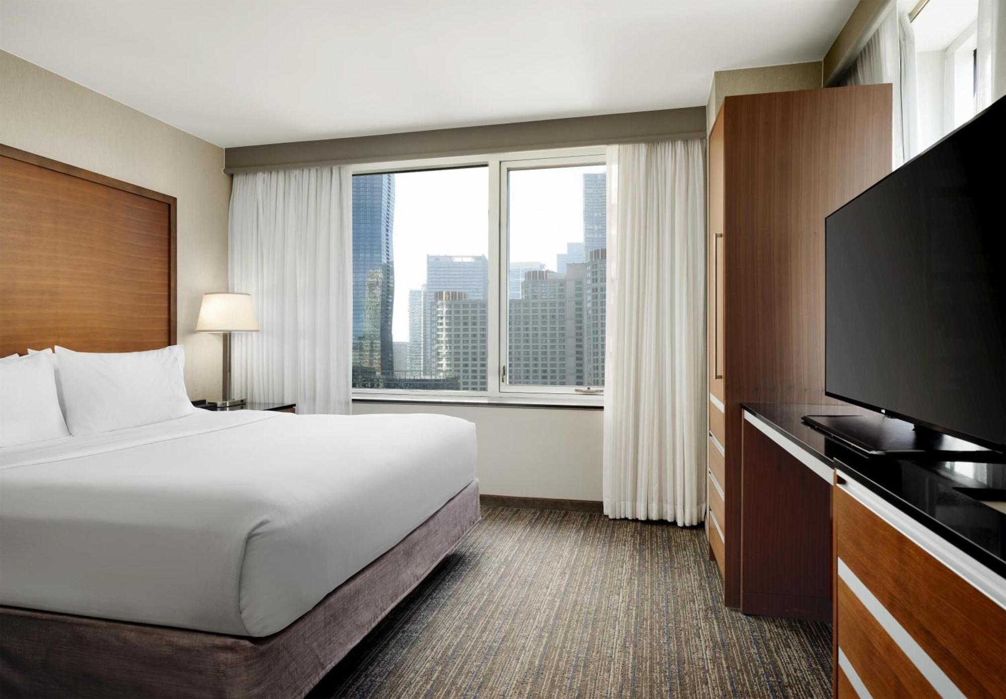 Ecksuite mit Kingsize-Bett und Stadtblick - Nichtraucher