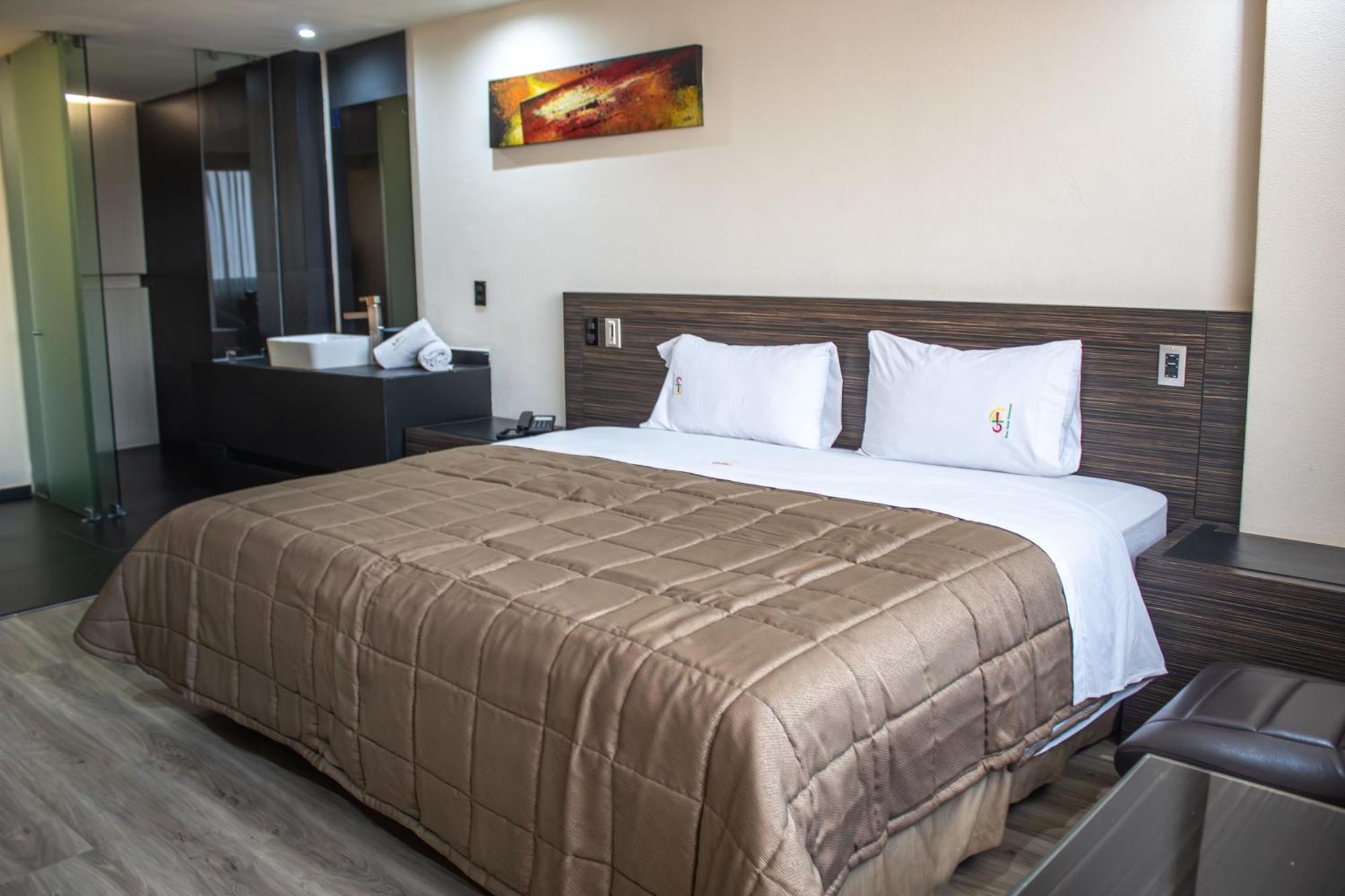 Habitación con cama extragrande.