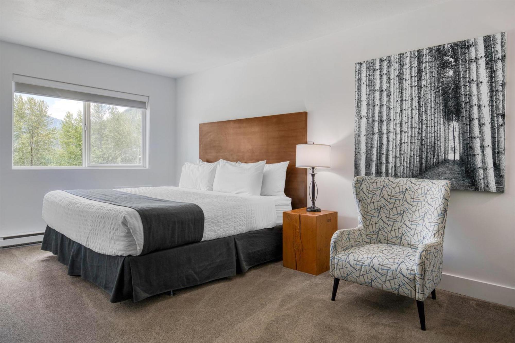 Zimmer mit Kingsize-Bett und Bergblick