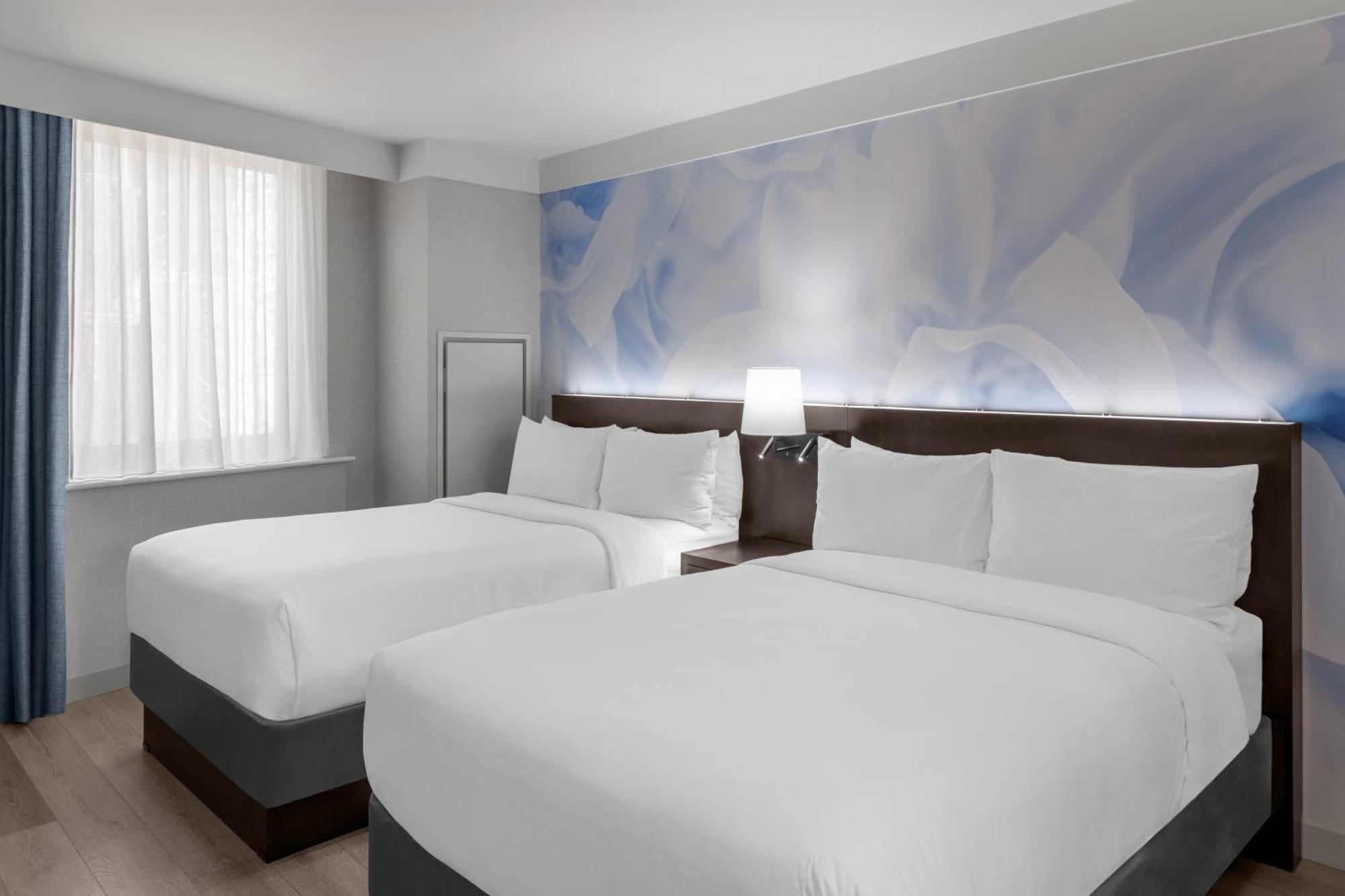 Quarto Duplo com 2 Camas de Casal e Banheira - Acessível para Hóspedes com Mobilidade Reduzida