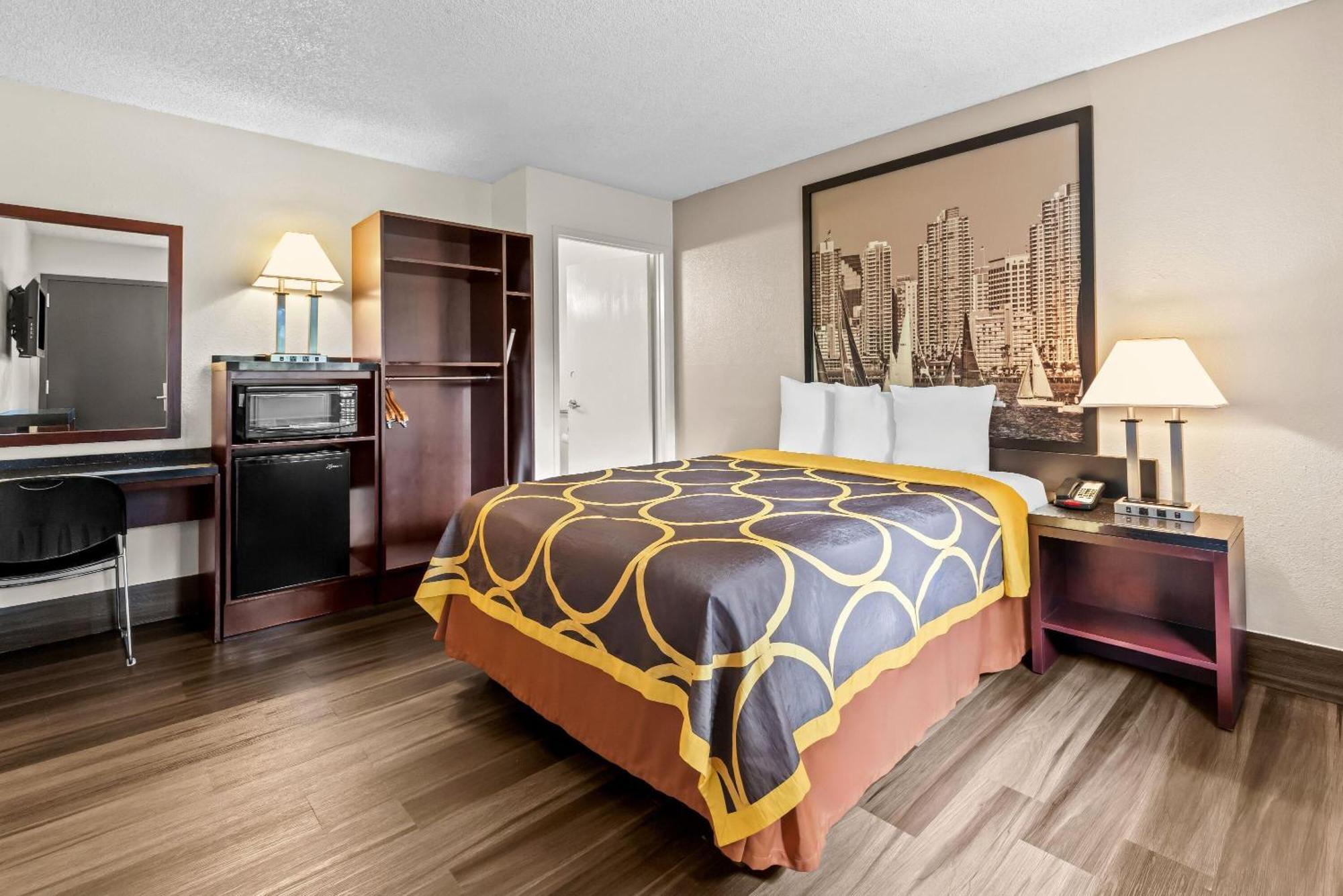 Queen Room Mobility or Hearing Access Non-Smoking