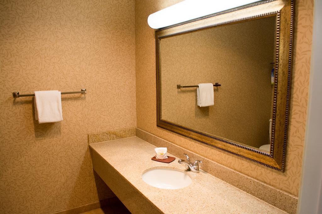 Deluxe King Room - Non-Smoking