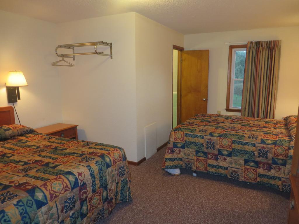 Queen Room with Two Queen Beds,222730853:JPEG