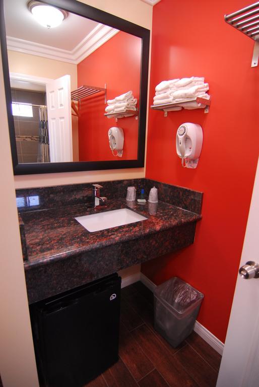 Deluxe Queen Room with One Queen Bed Non-Smoking,228065090:JPEG