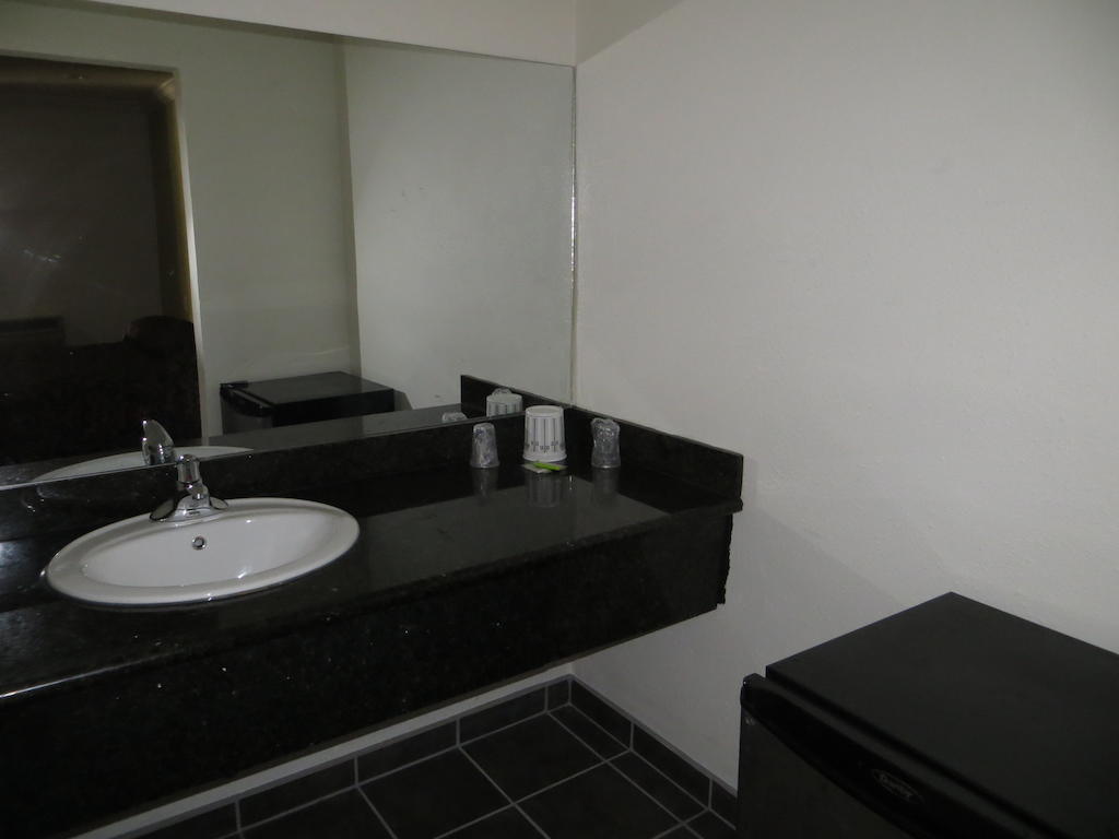 Chambre Lit King-Size avec Douche à l'Italienne - Accessible aux Personnes à Mobilité Réduite - Non-Fumeurs