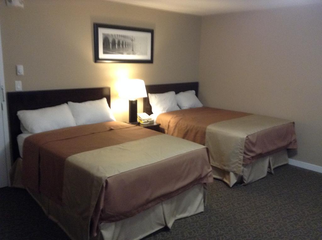 Queen Suite with Spa Bath - Non-Smoking