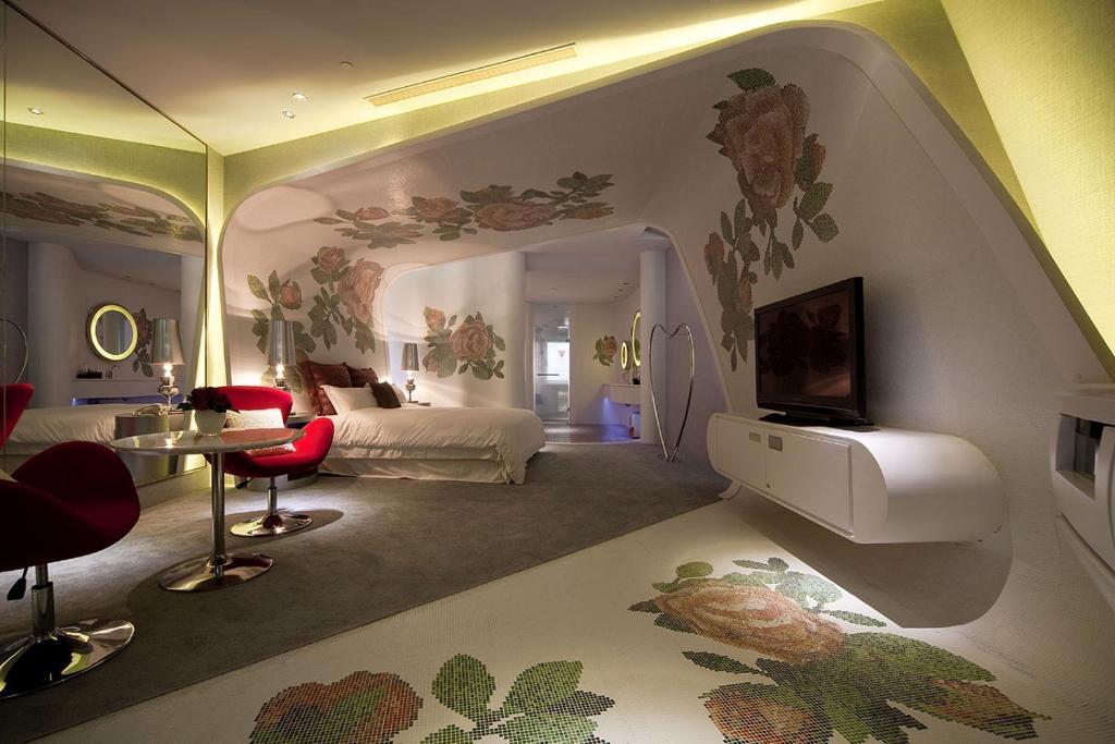 Trendy Queen Room (Check In After 20:00),26504300:JPEG