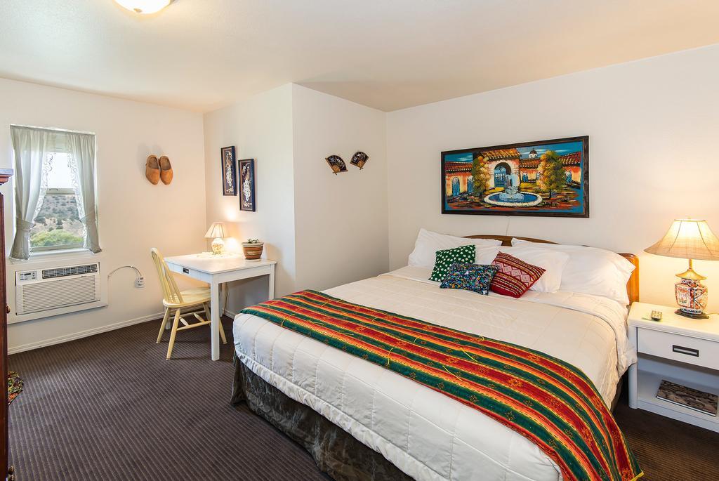 Immigrant Room with One King Bed, Jacuzzi tub,272161281:JPEG
