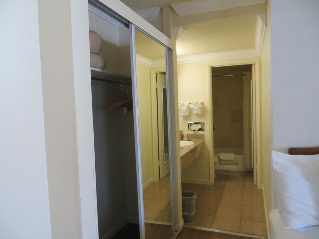 Habitación con 2 camas grandes