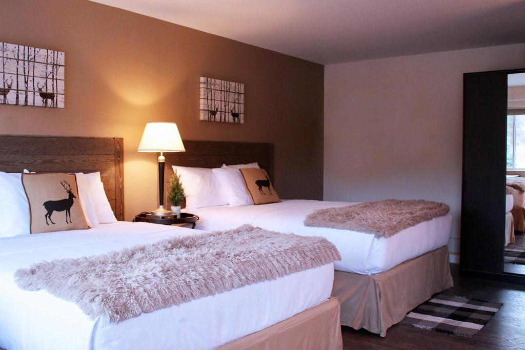 Queen Room with Two Queen Beds with Balcony,806052579:JPEG