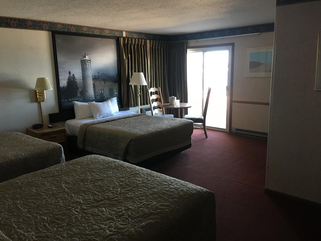 Lakefront Superior Queen Room Three Queen Beds Non-Smoking,411370557:JPEG