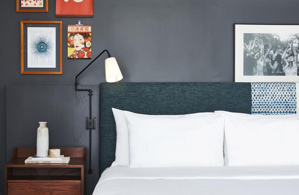 Habitación con cama extragrande.