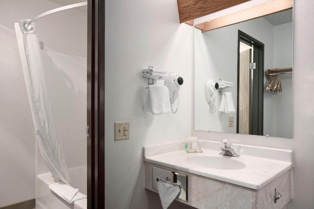 Queen Room with Two Queen Beds - Non-Smoking,1710064300:JPEG