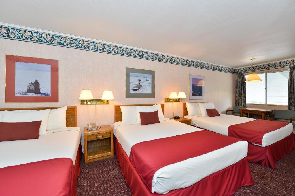 3 Queen Beds Pet Friendly Non-Smoking,1549987546:JPEG