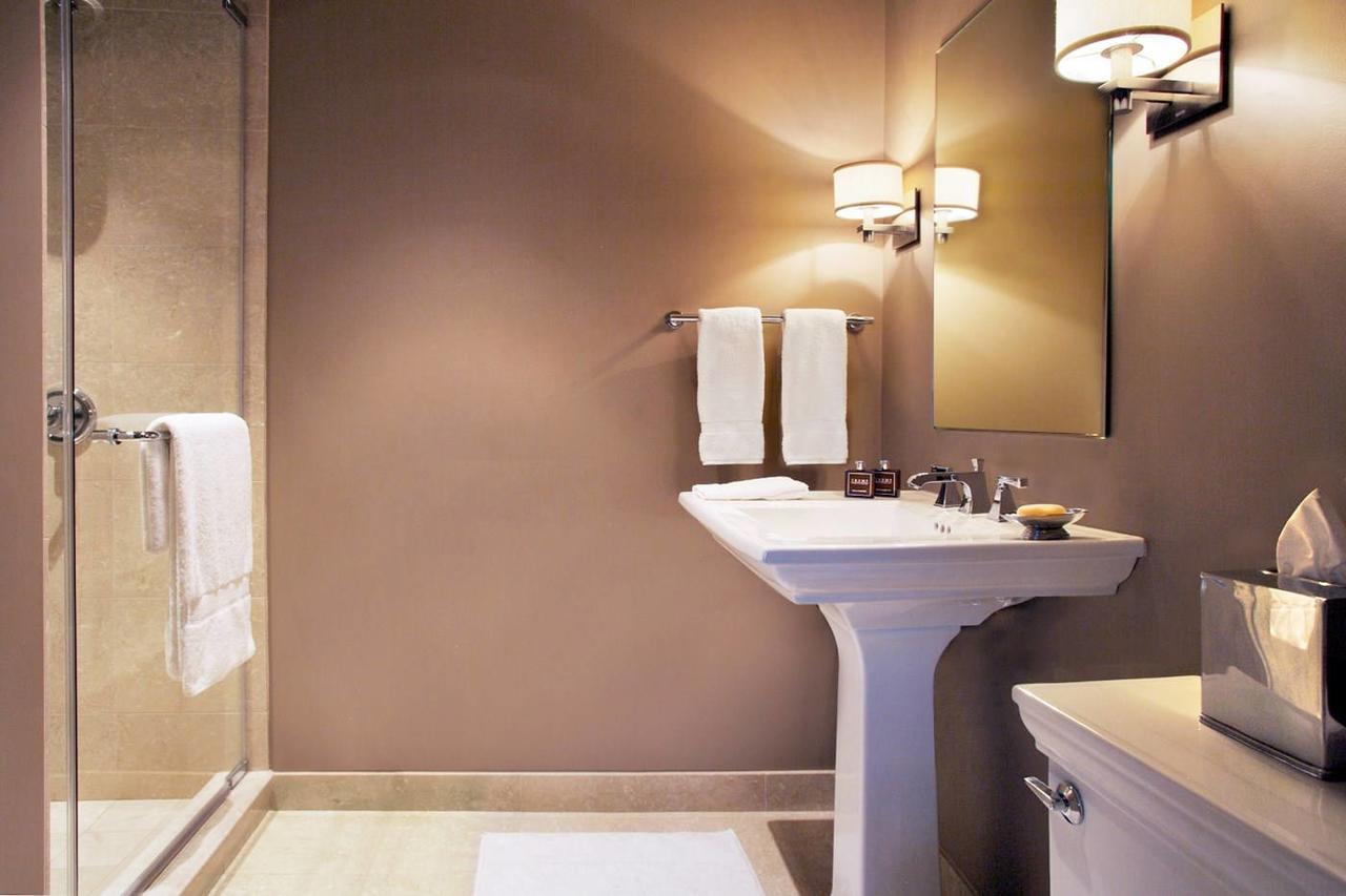 Suite Deluxe con cama doble grande y vistas a la ciudad