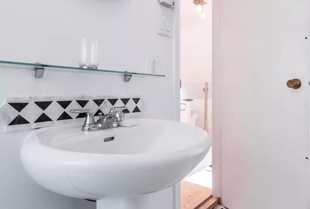 Chambre Lit Queen-Size avec Salle de Bains Privative