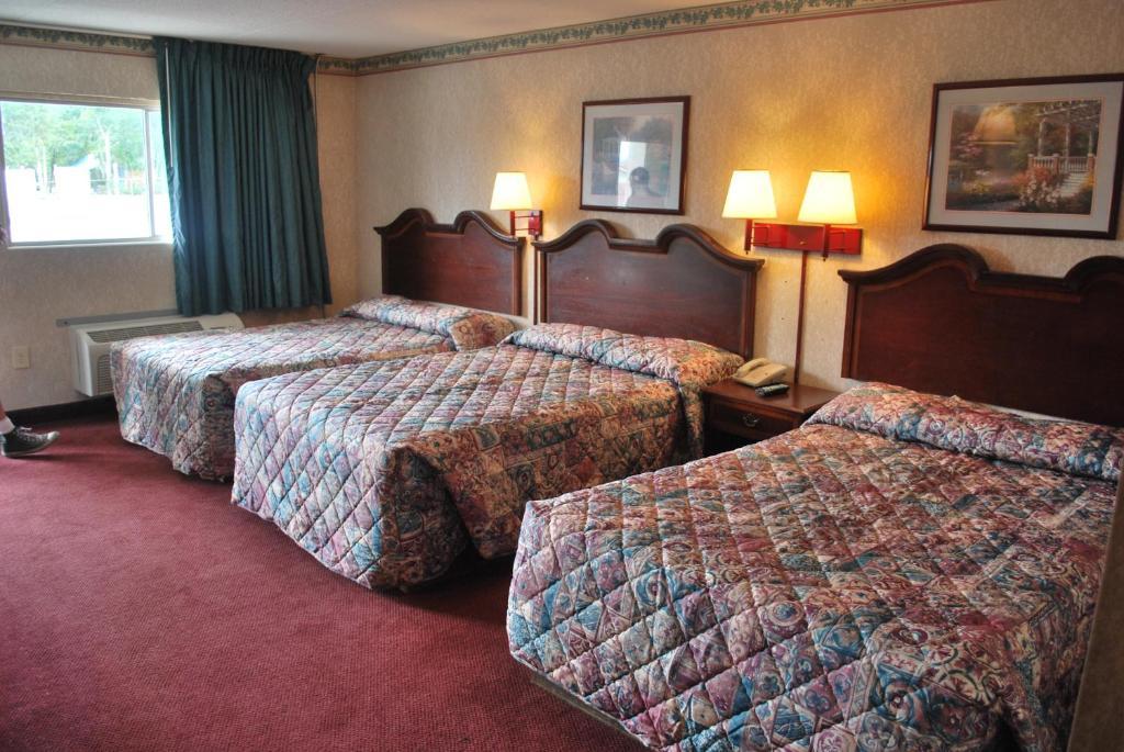 Deluxe Room Three Double Beds