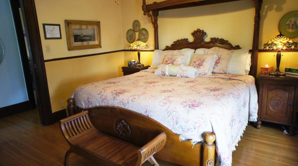 Zimmer mit Kingsize-Bett und Whirlpool