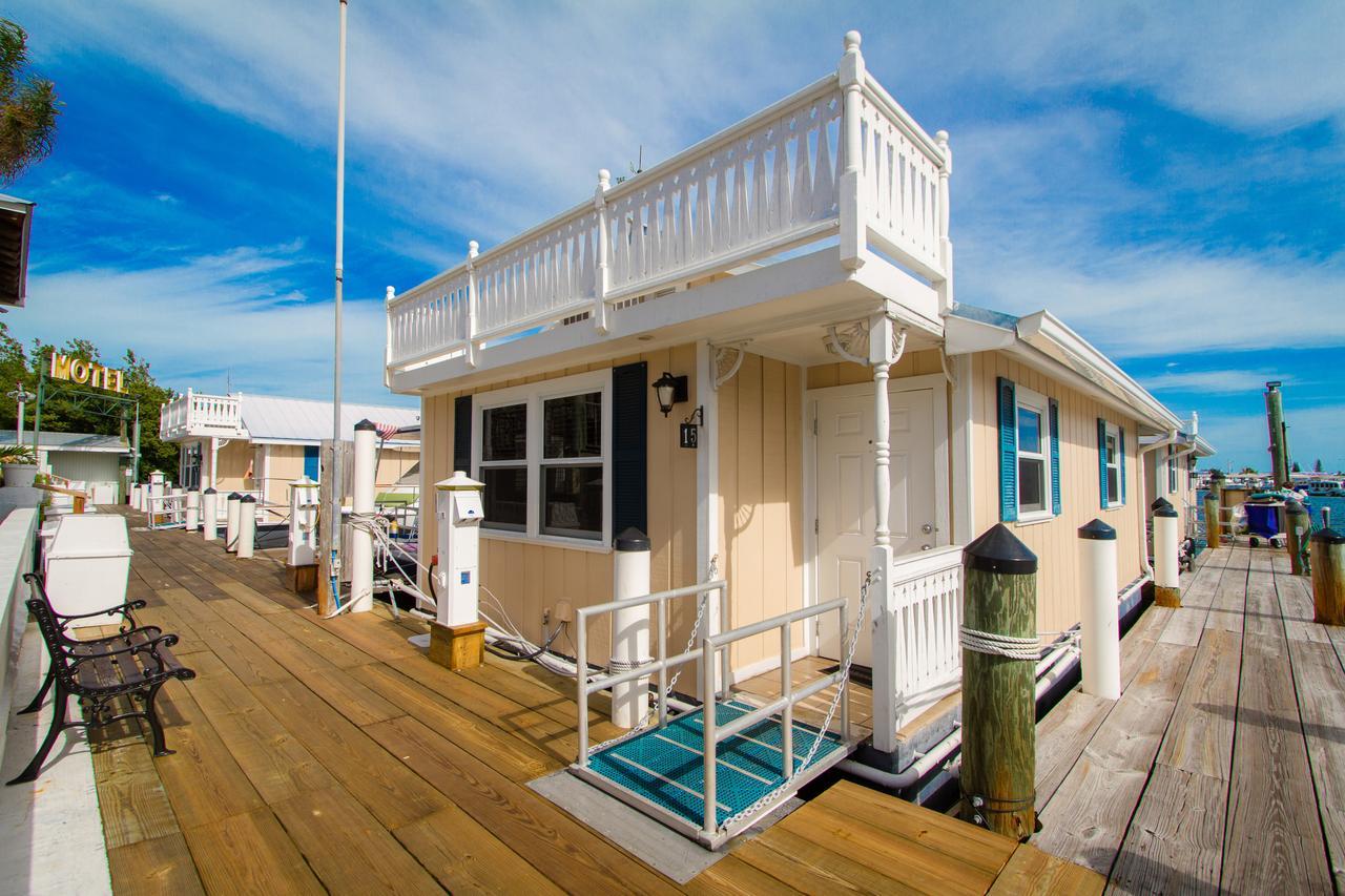 Houseboat With Kitchen