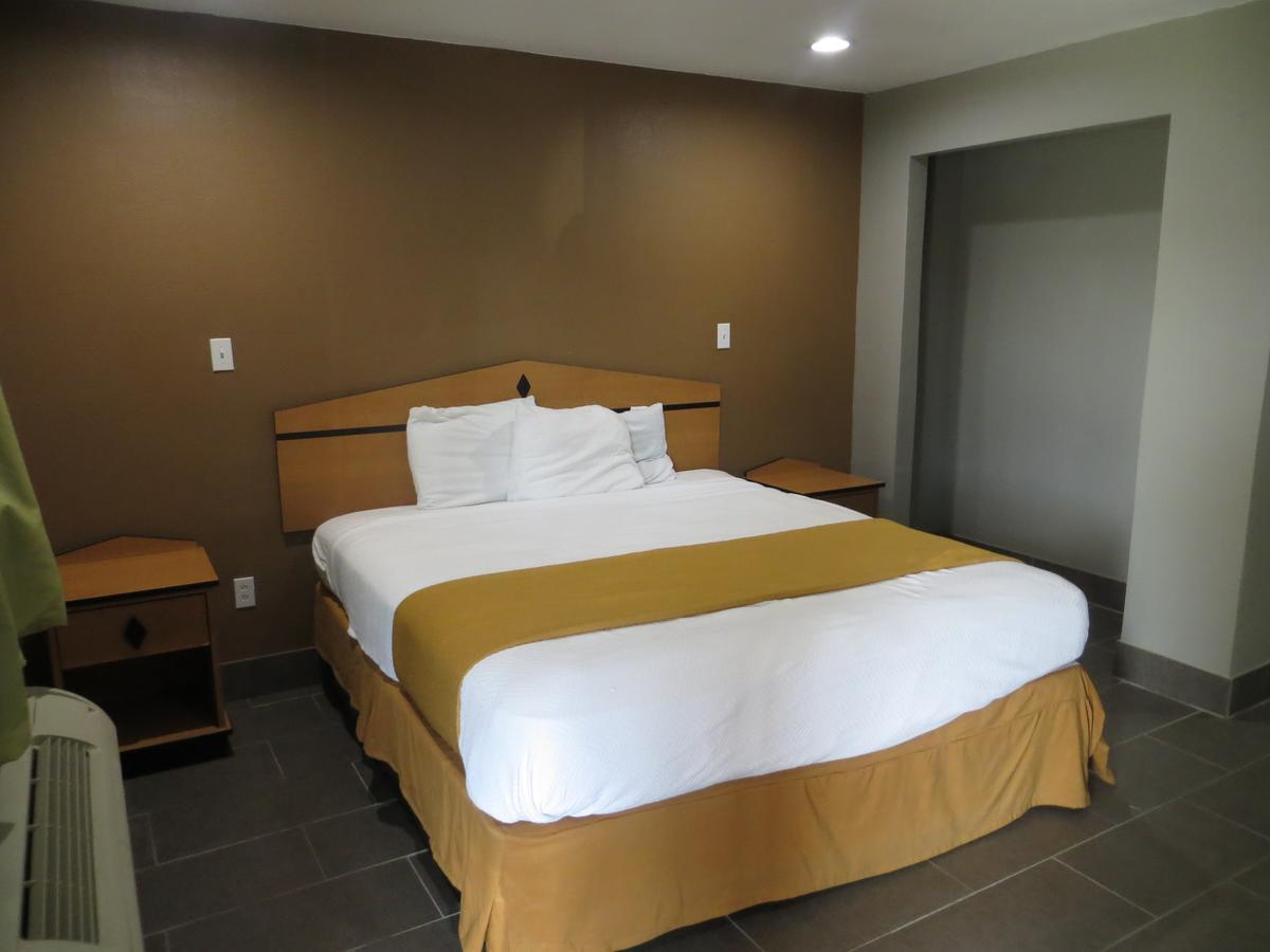 Habitación con cama extragrande.