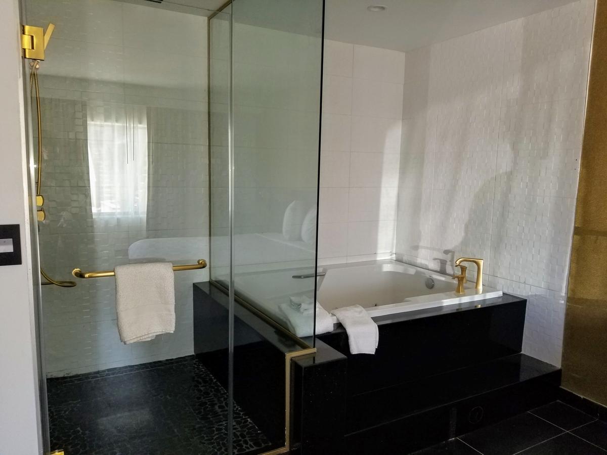 Honeymoon Suite,644344401:JPEG