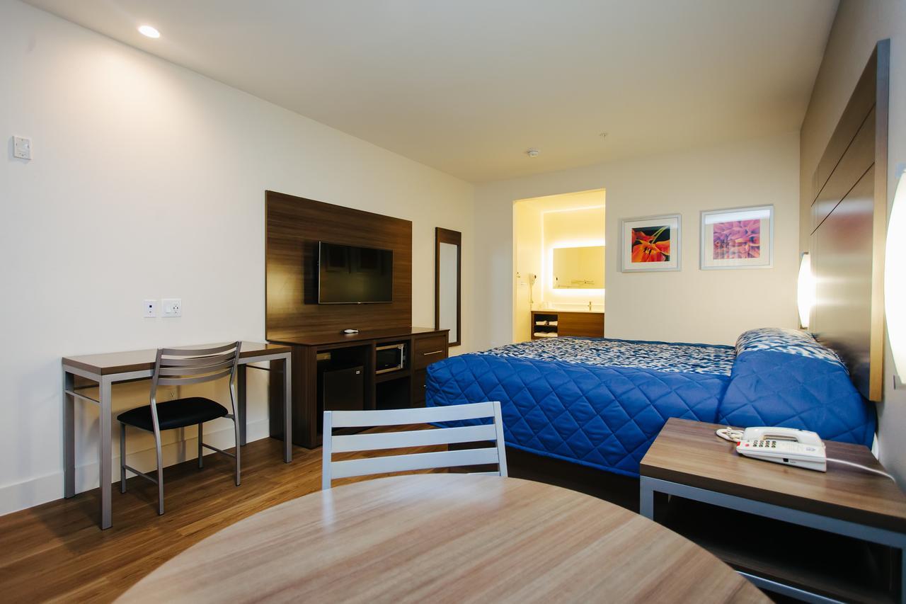 Habitación con cama extragrande.