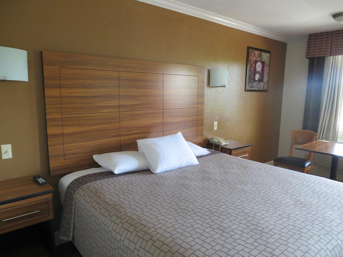 Zimmer mit Kingsize-Bett