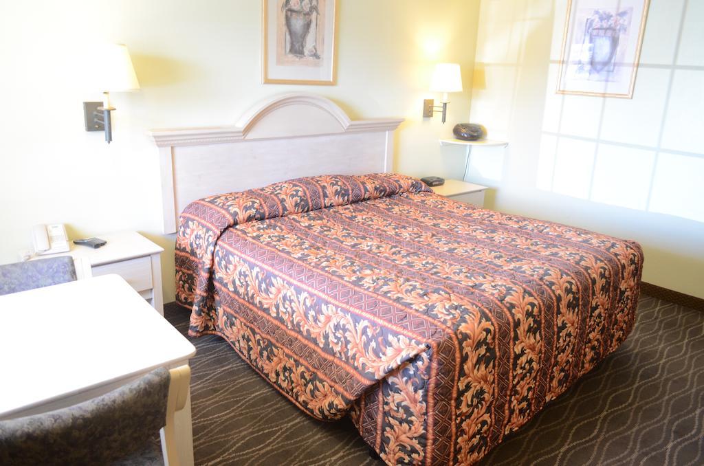 Habitación con cama extragrande.